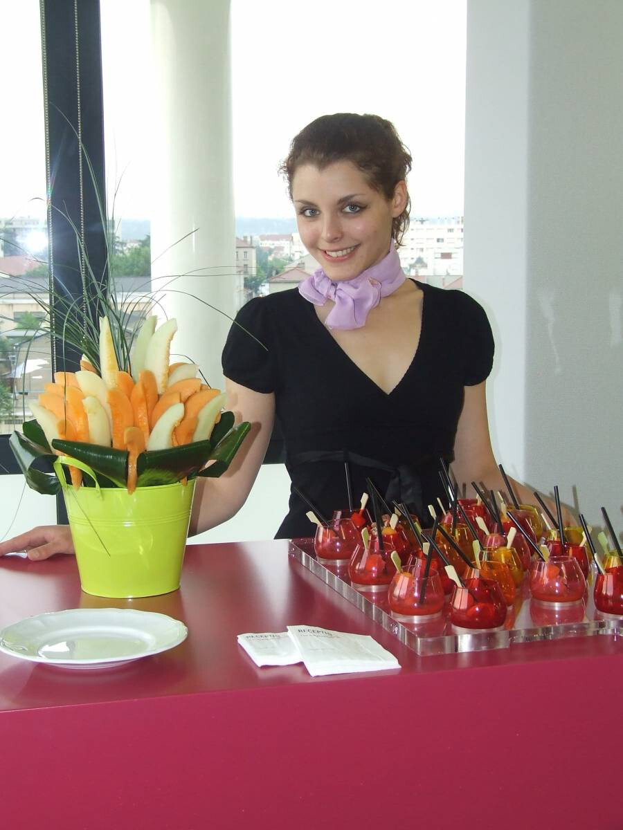 Mise en scène salle de buffet pour cocktail dînatoire